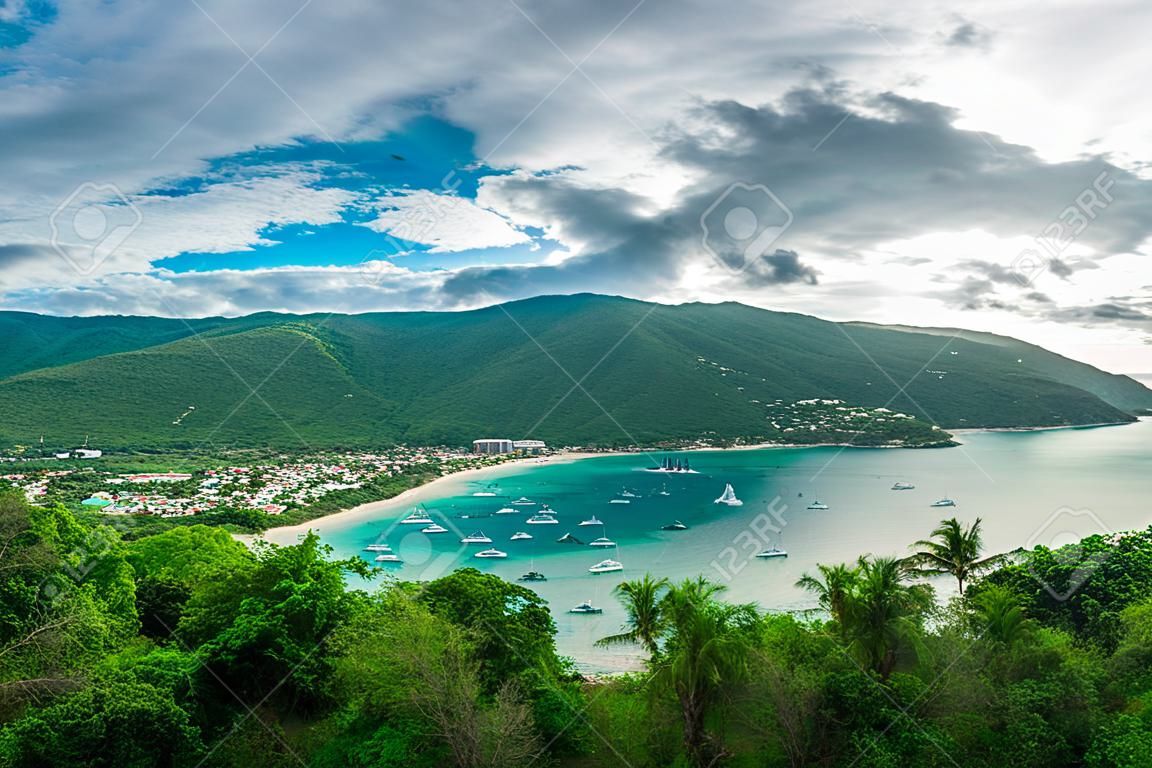 Widok z lotu ptaka na miasto i plażę wyspy karaibskiej