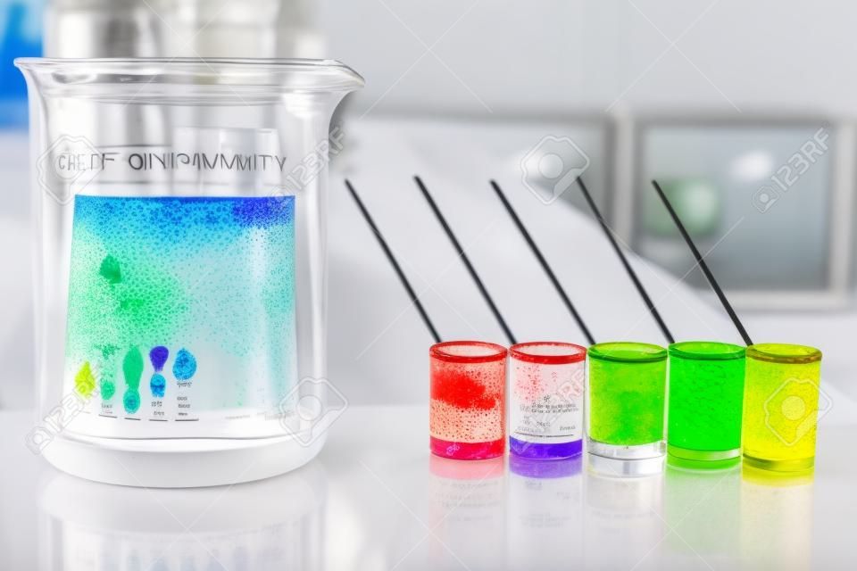 Química de cromatografia de camada fina com placa, solvente e amostras.