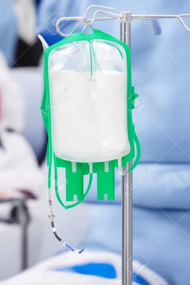 una bolsa de sangre para la infusión en una clínica de la sangre del donante se administra
