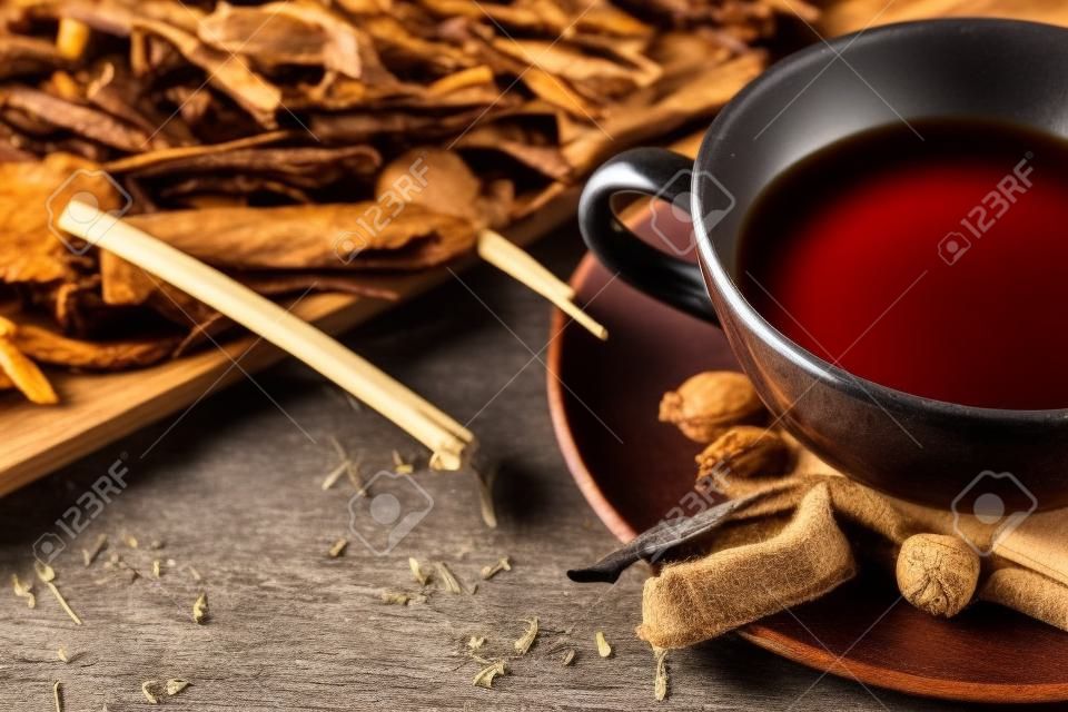 ingredientes para una taza de té en la medicina tradicional china. cura de enfermedades por métodos alternativos.