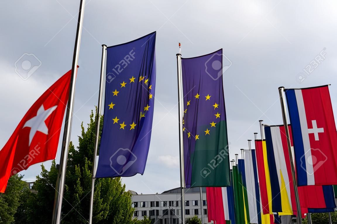 Europa-Flagge und andere Flaggen, Symbole für Diplomatie und internationale Zusammenarbeit