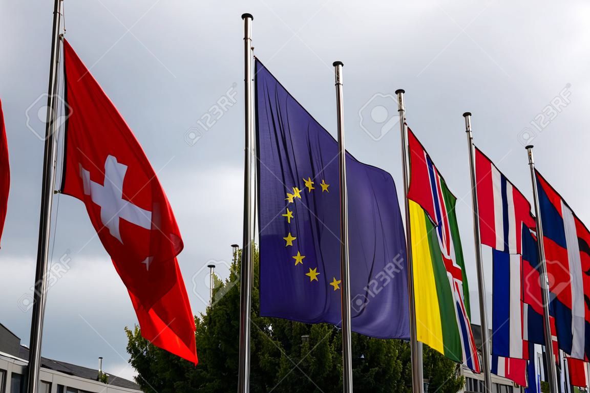 Europa-Flagge und andere Flaggen, Symbole für Diplomatie und internationale Zusammenarbeit
