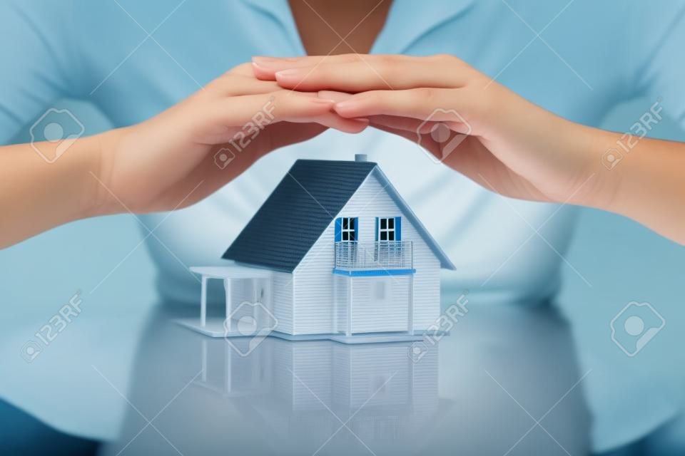 una mujer protege su casa y el hogar. un buen seguro y de buena reputación calma financiación.