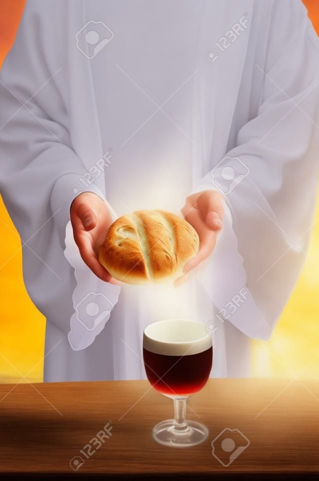 Manos de Jesús sosteniendo el pan en la mesa de comunión