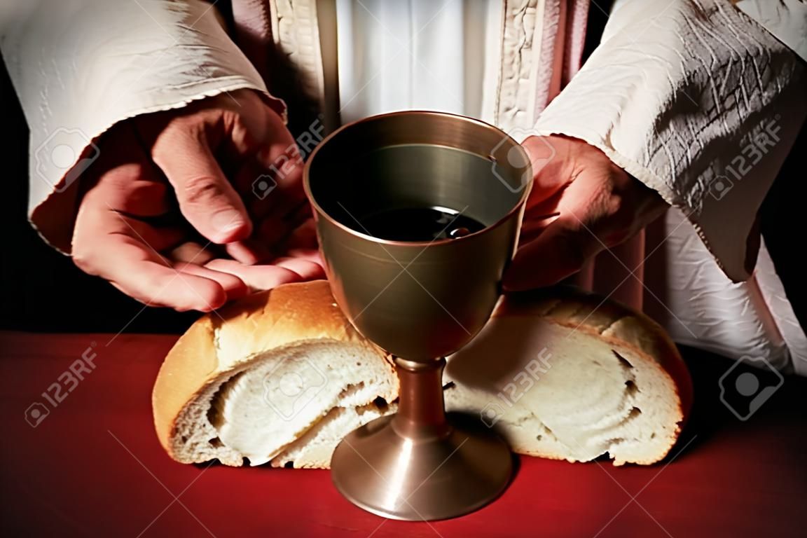 Las manos de Jesús ofreciendo el pan y el vino de la comunión