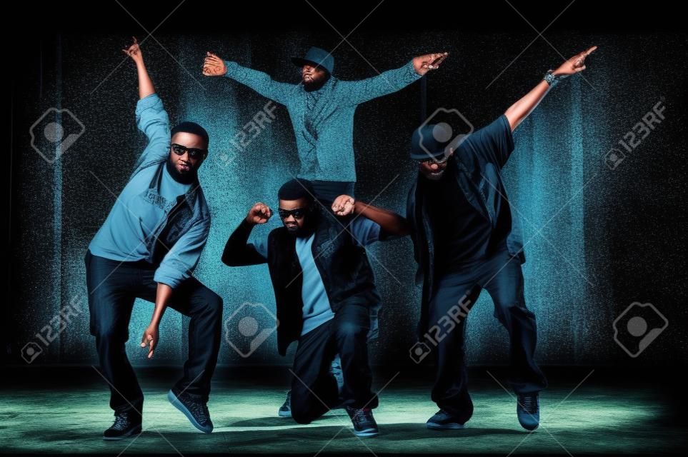 Hip hop mannen dansen over een grunge achtergrond