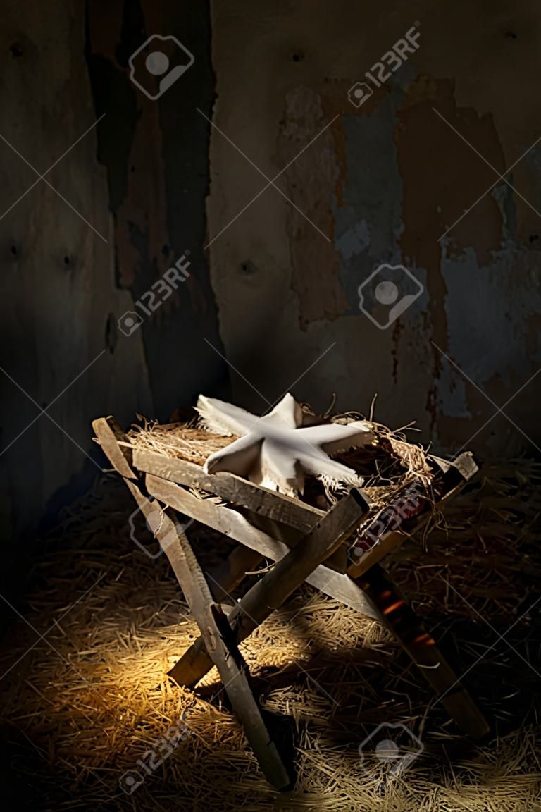 pesebre vacío con la sombra de la cruz en el antiguo granero sucio