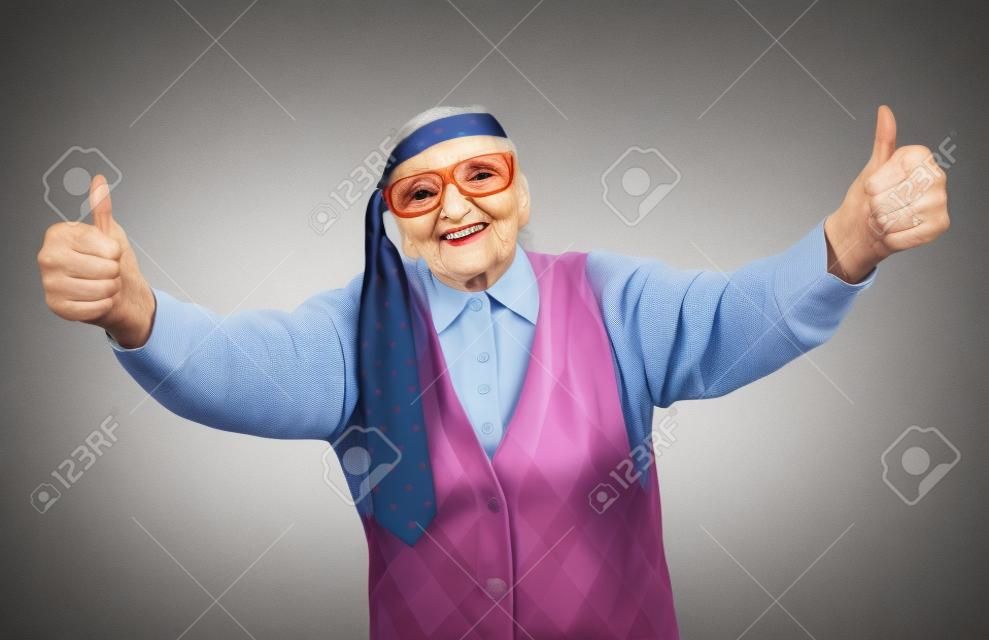 엄지 손가락을 보여주는 재미 할머니의 그녀의 이마에 넥타이 스튜디오 portarit,