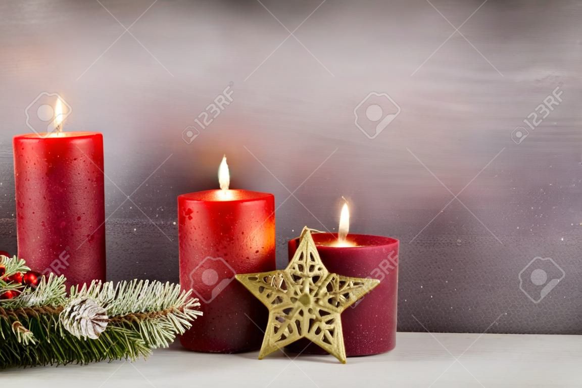 Des bougies et des lumières de Noël. Christmas background.