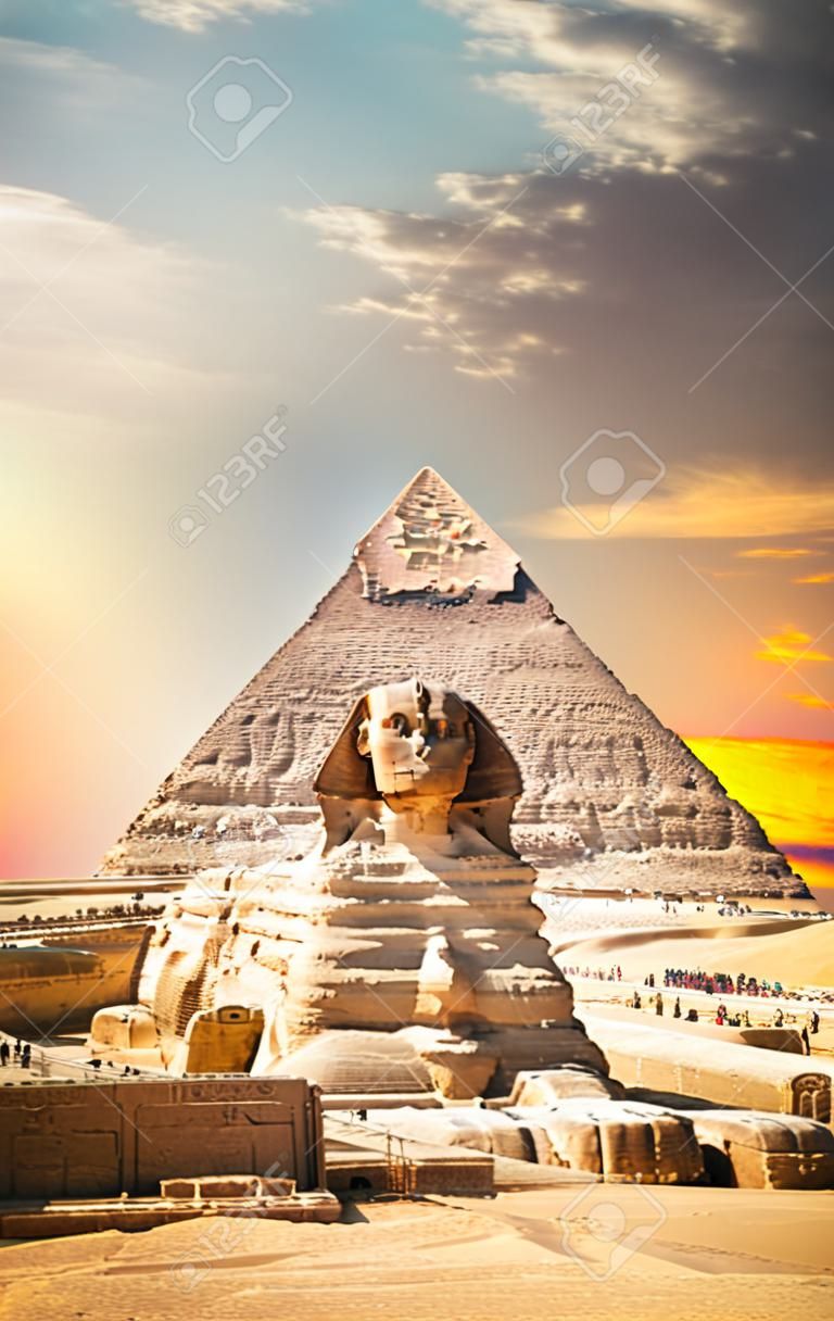 Wielki sfinks i piramida