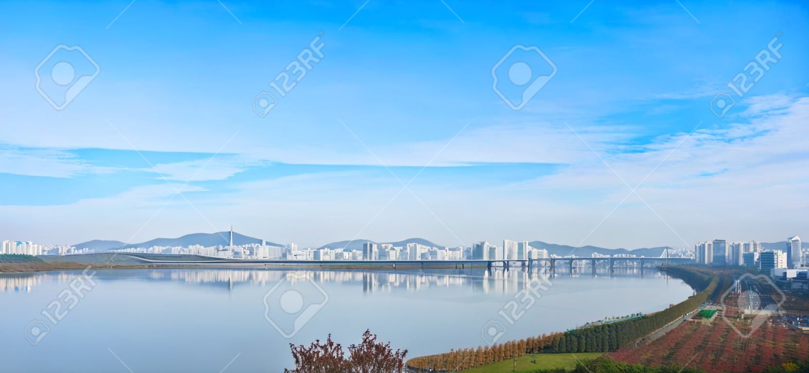 Paysage d'automne de la rivière Han à Séoul, Corée du Sud en 2020.