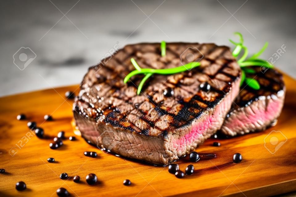 Жареная говядина стейк на деревянной доске