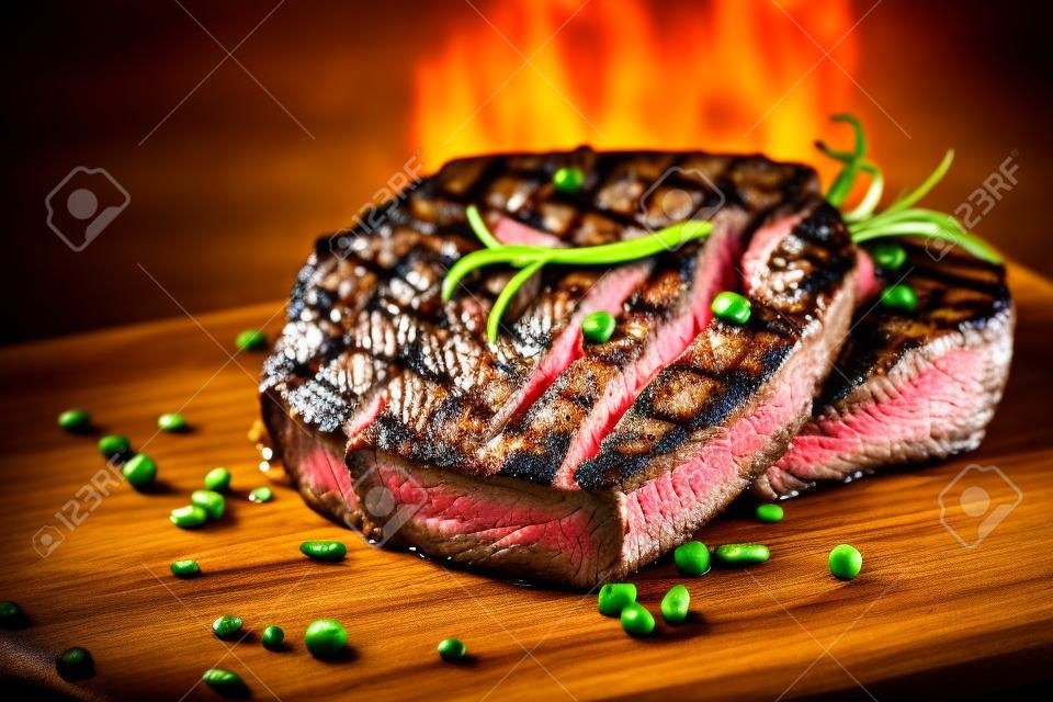 木の板に焼き牛ステーキ