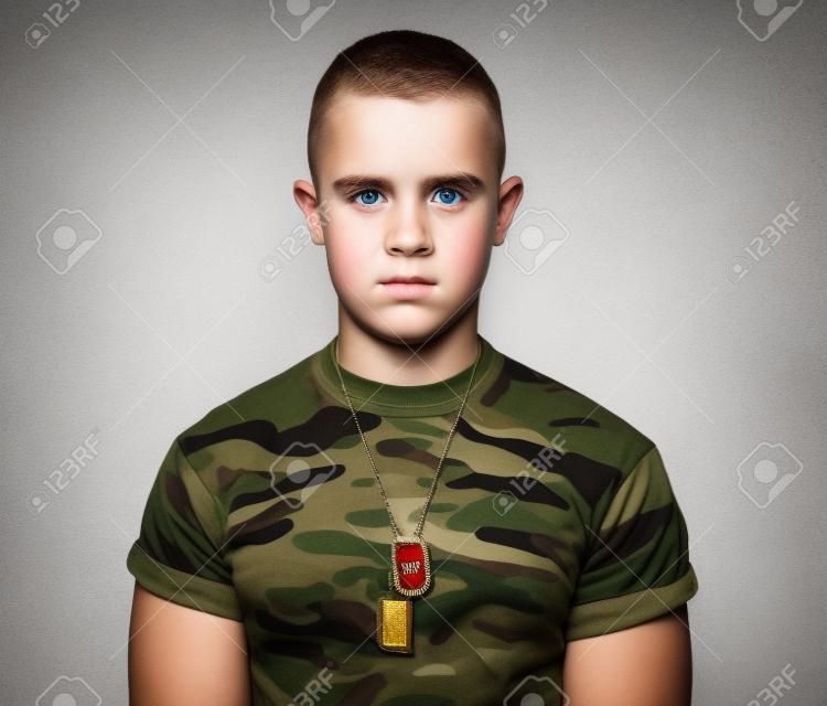 Preciosa Joven Con Traje Militar Sobre Fondo Gris: fotografía de stock ©  albejor2002@hotmail.com #335594394