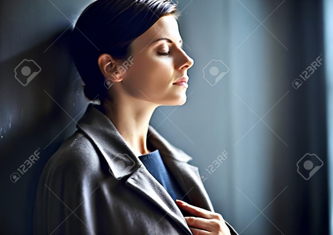 Portré fáradt gyönyörű nő a sötét háttér