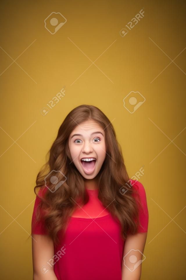 retrato de la atractiva muchacha sorprendida emocionada adolescente sonrisa, la boca abierta