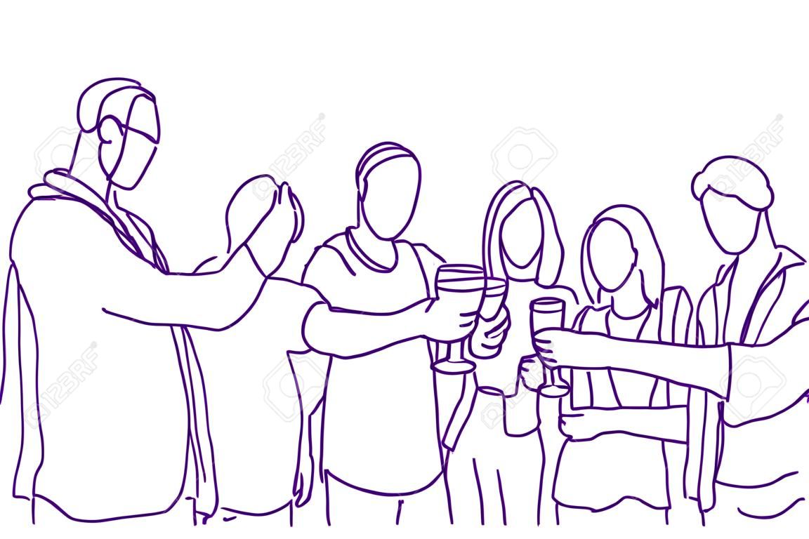 Grupo de esboço Pessoas Cheers culos Doodle Homens e Mulheres Toasting Party Ou Celebração Conceito Ilustração vetorial