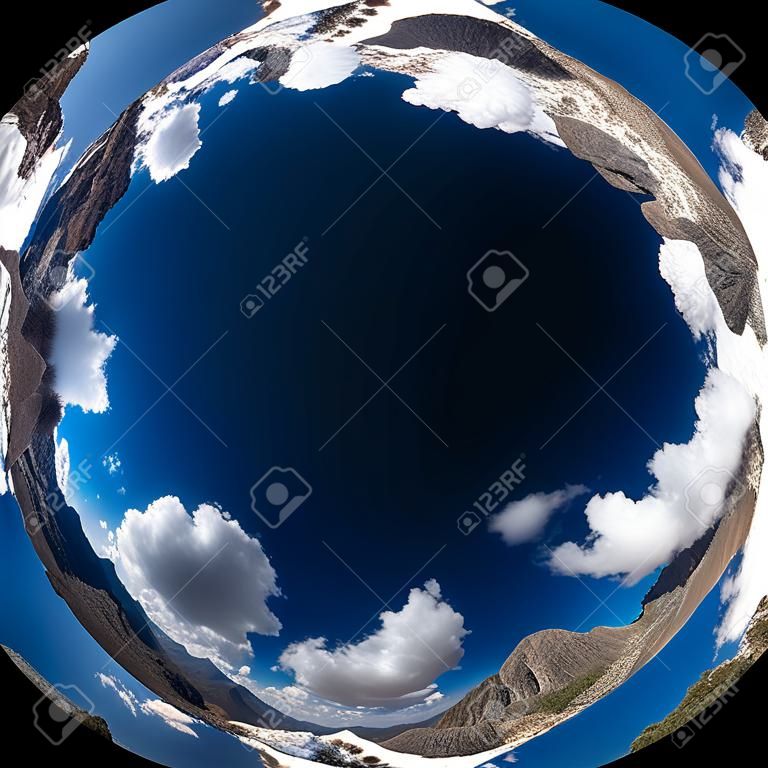 360 stopni panoramiczny widok na góry i błękitne niebo z białymi chmurami