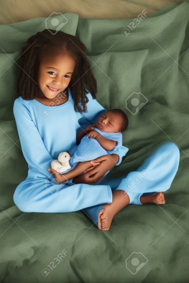 Dieci anni fa ragazza afroamericana azienda neonato piccolo fratello