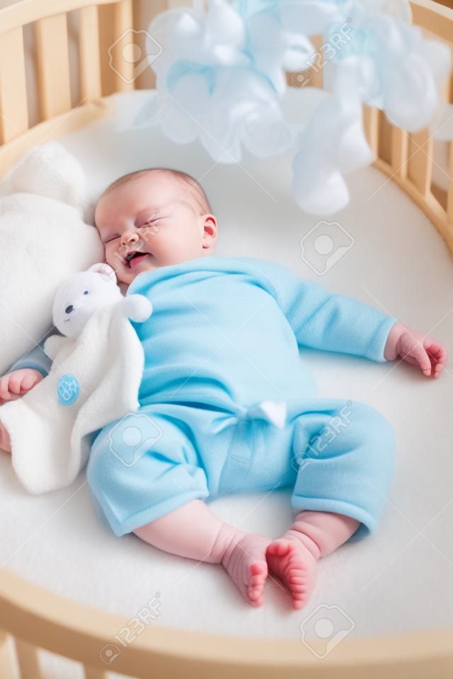 Sieben Monate alten Baby Boy Sound asleep in seinem Bettchen