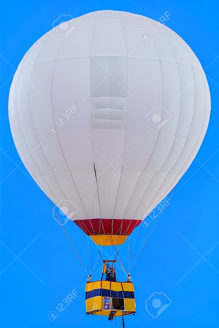 Balão de ar quente colorido isolado no fundo azul
