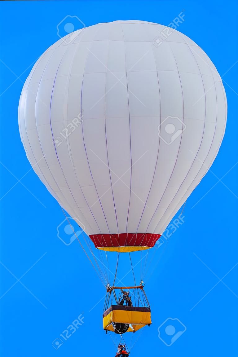 Balão de ar quente colorido isolado no fundo azul