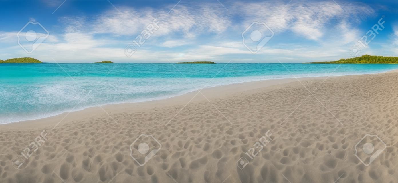 Panorama della spiaggia tropicale Malcapuya