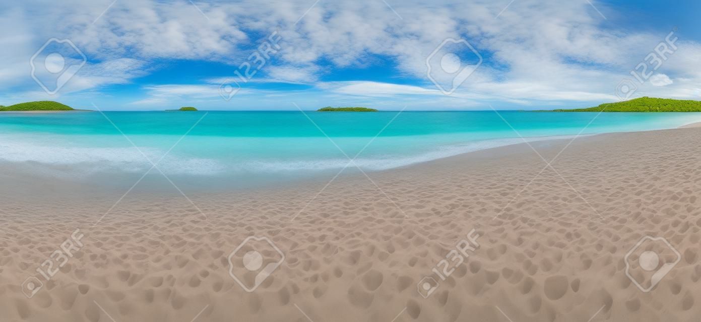 Panorama della spiaggia tropicale Malcapuya