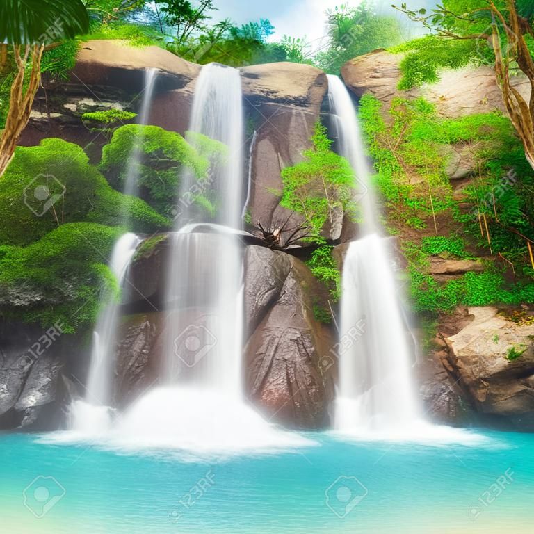 Bella cascata nella foresta tropicale