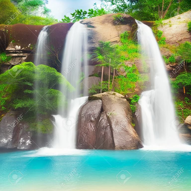 热带雨林的美丽瀑布