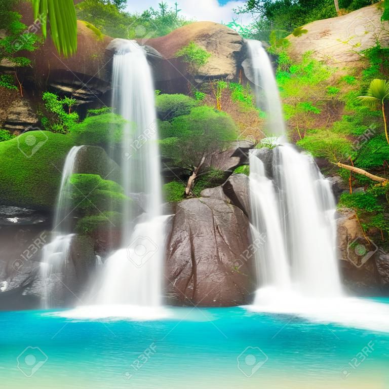 在熱帶雨林美麗的瀑布