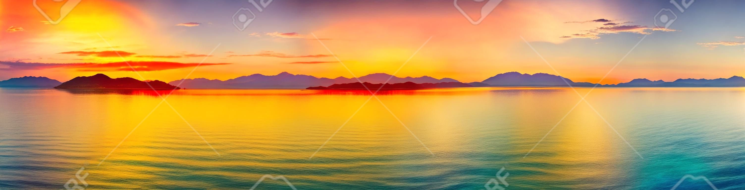 Восход солнца над морем. Панорама