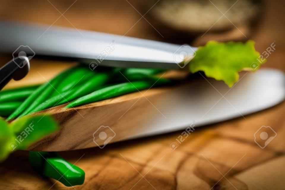 vagem de baunilha na placa de oliveira com feijão na faca, close up foto