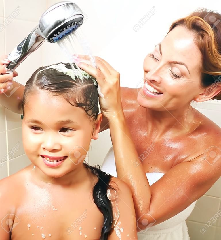 Madre e hija se duchaba en el baño