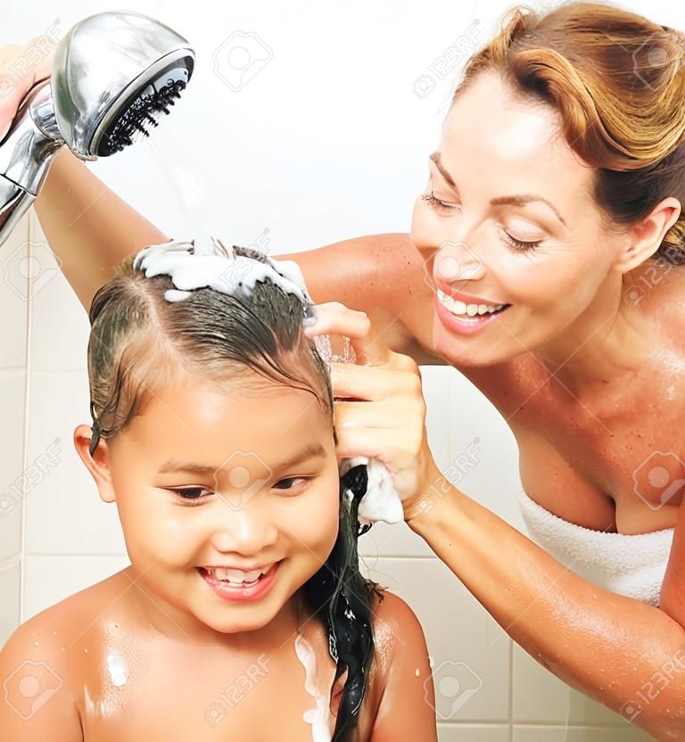 Madre e hija se duchaba en el baño