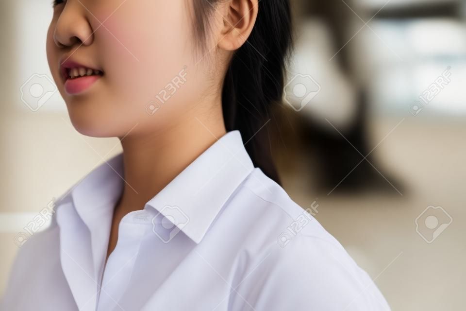 Neck nyakszirt és a testrészek ázsiai thai nagy iskolás tanuló az iskolai egyenruhát, fehér ing oktatás a divat és a szél fúj koncepció