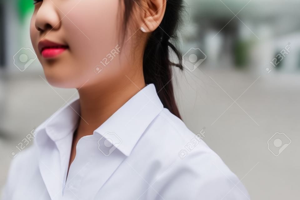 nekocciput en lichaamsdelen van Aziatische Thaise middelbare schoolmeisjes student in school uniform met wit shirt onderwijs mode en wind waaien concept