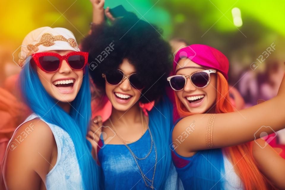 Trzy dziewczyny spędzające czas razem na festiwalu