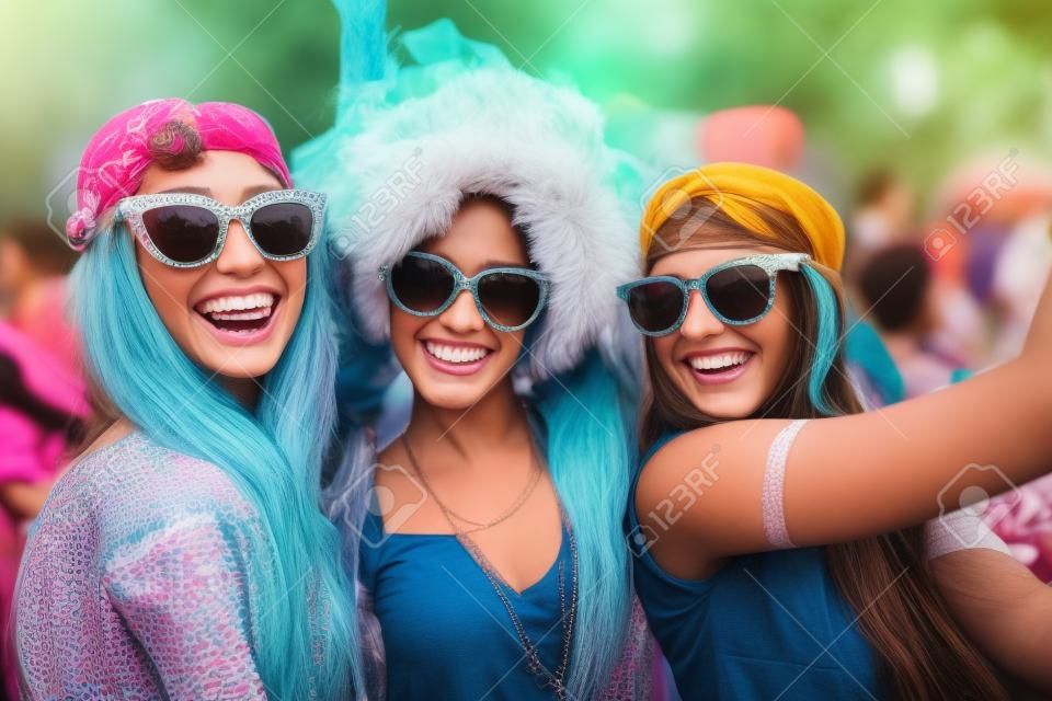 Drei von Mädchen verbringen Zeit im Festival