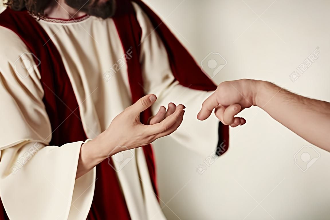 Jezus oszczędza rękę sięgając do wiernych