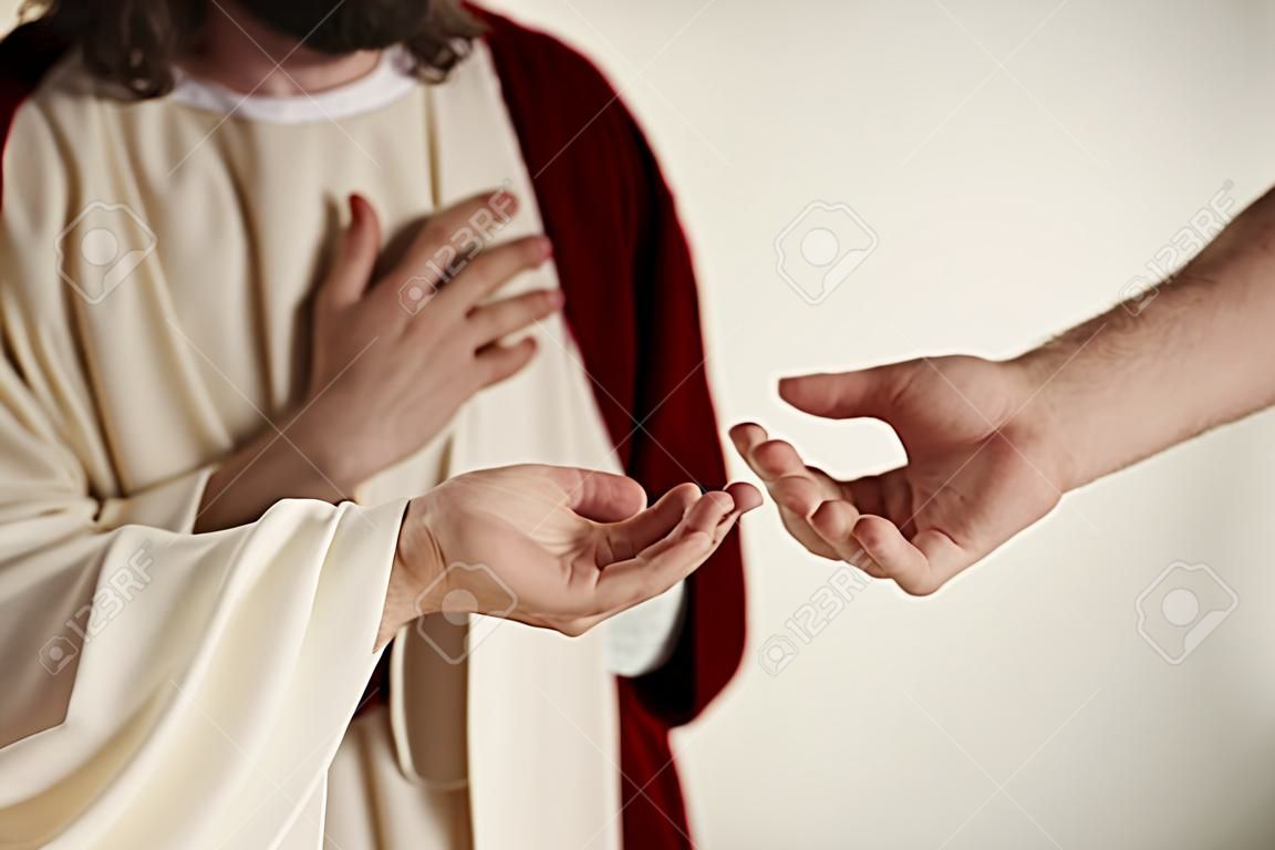 Иисус спасения рука тянется за верующих