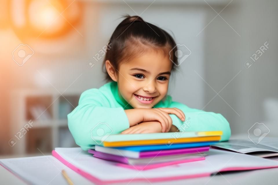 Lachend meisje dat thuis studeert