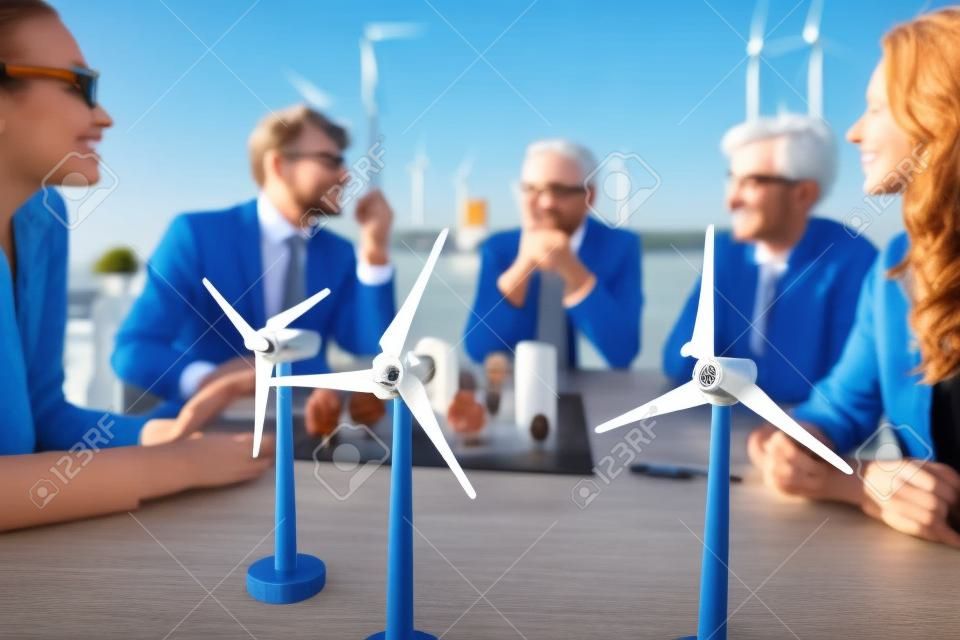 Ujęcie trzech turbin wiatrowych