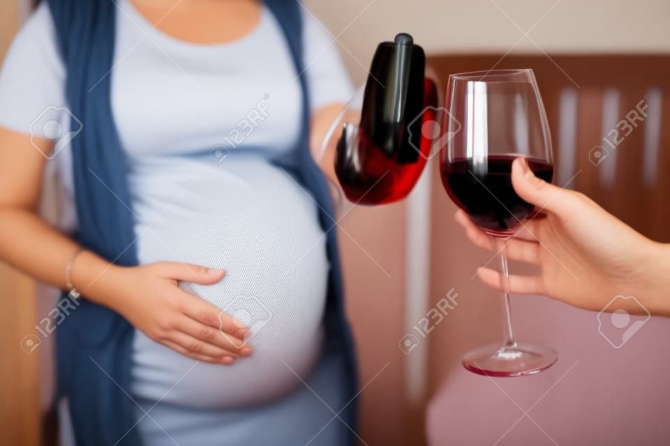 Schwangere frau, die ein glas wein ablehnt