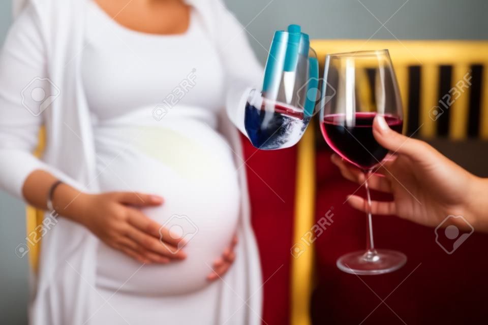 Schwangere frau, die ein glas wein ablehnt