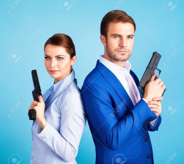 par de buenos guardaespaldas del hombre y la mujer con armas de fuego en manos aislado en un fondo blanco