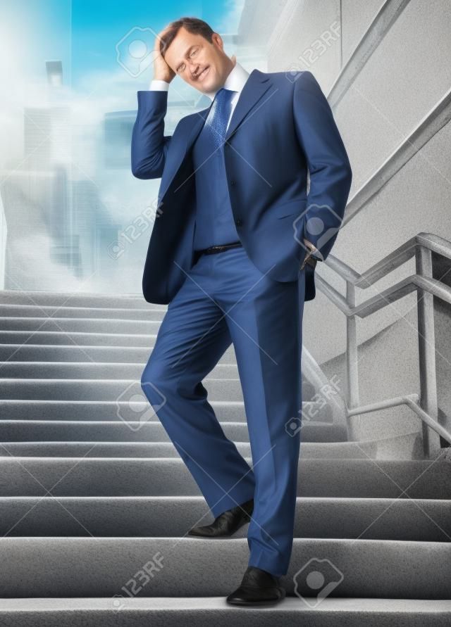 Retrato de um homem de negócios que passa pelas escadas velhas e pensa