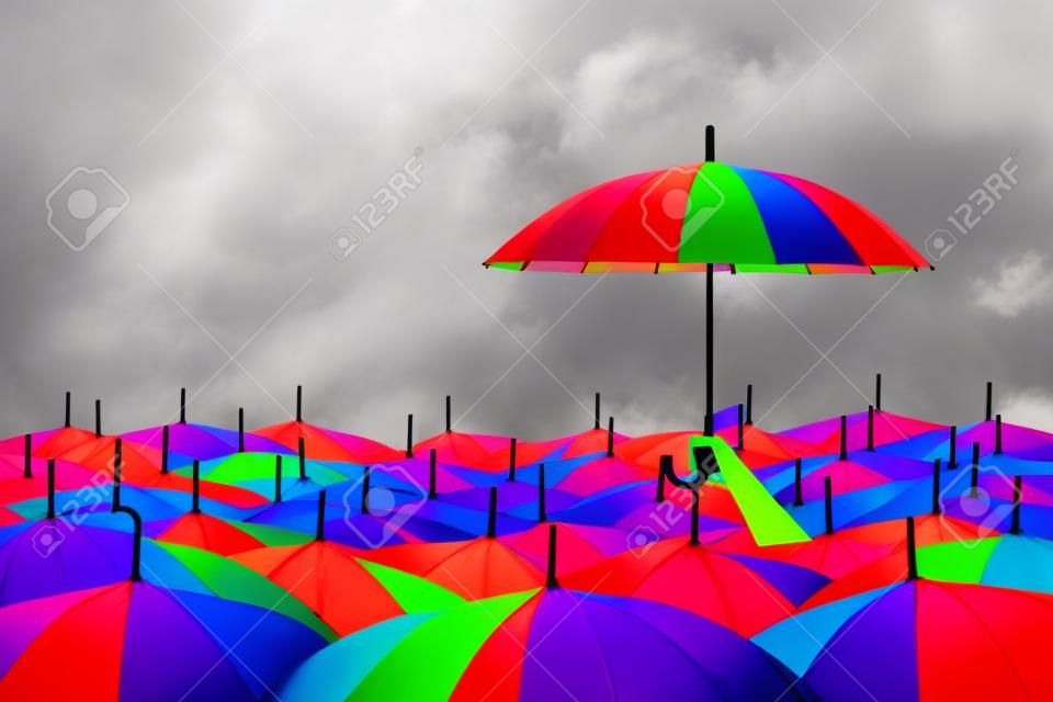黑色雨伞中的彩虹伞