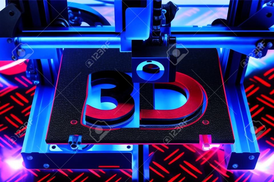 금속 다이아몬드 판 미래 기술 현대 개념 배경에 파란색 로고 기호를 인쇄하는 빨간색 검은색 3D 프린터