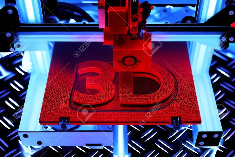 Impresora 3D negra roja que imprime el símbolo del logotipo azul en placa de diamante de metal, tecnología futura, concepto moderno de fondo